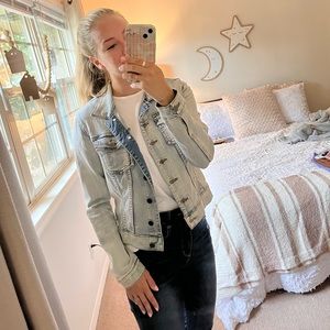 Kit From The Koth Light blue denim jacket cropped fit!